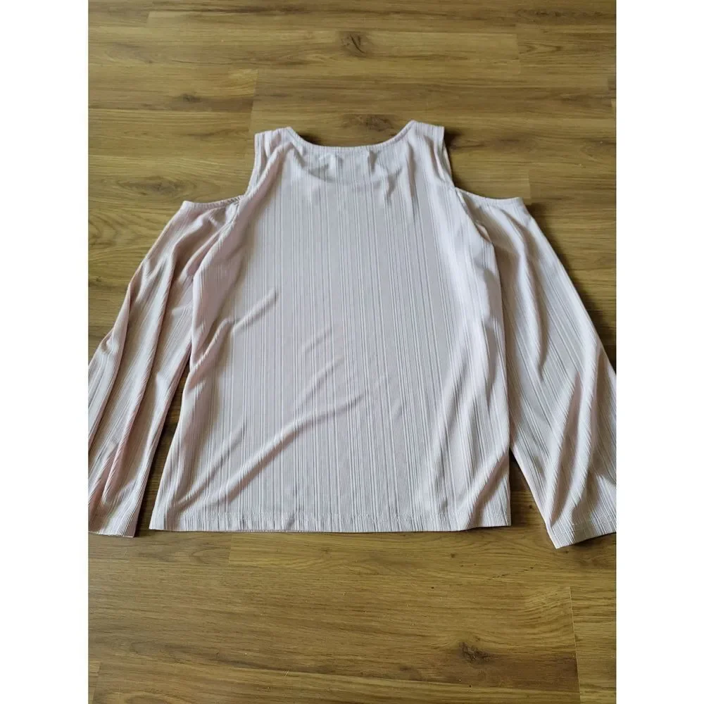 Roommates‎ Cold Shoulder Top - Picture 2 of 5